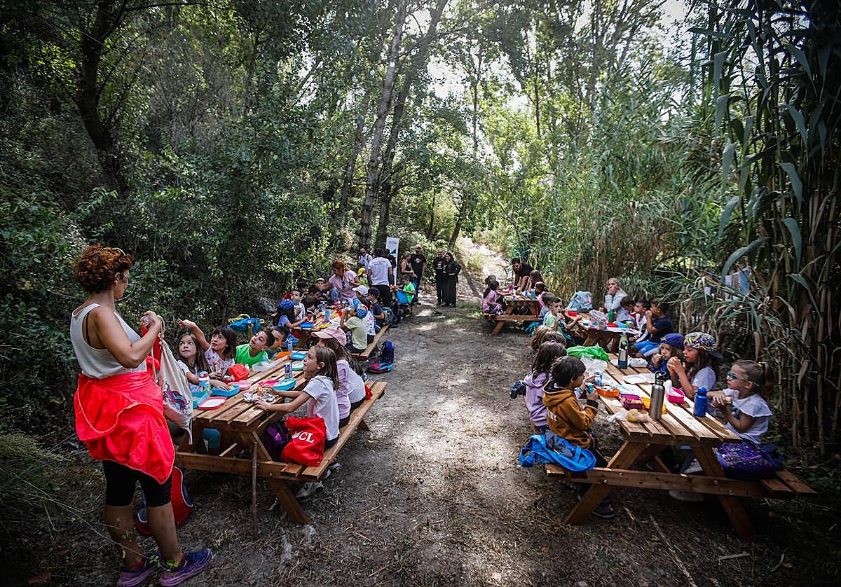 Imagen principal - Los niños del Ceip La Vereda, en Cueva Secreta. 