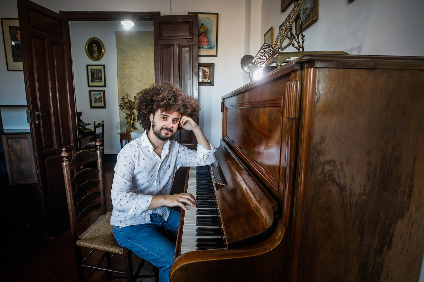 Roberto Prados toca el piano de Manuel de Falla en el carmen de Antequeruela Alta.