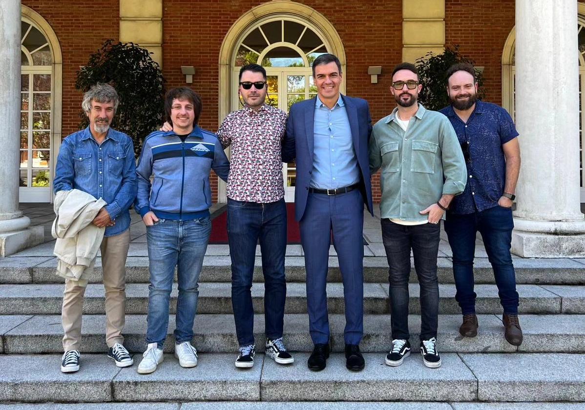 Foto de los componentes de la banda con Pedro Sánchez, en la Moncloa.