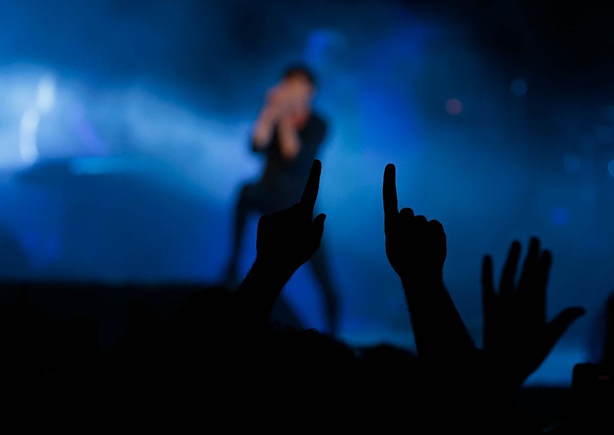 Imagen secundaria 1 - Suede pone en pie al Teatro del Generalife