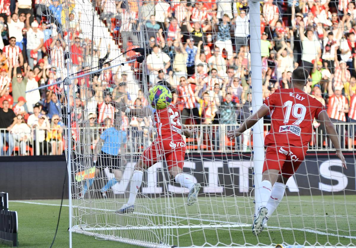 El balón en la portería del Valencia, con Babic, que puso la firma, y Ely que lo celebra.