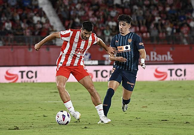 Gonzalo Melero dio el primer gol con un disparo rebotado que le cayó a Arribas.