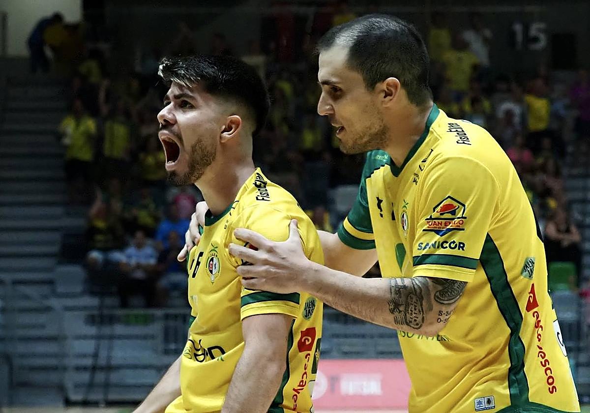 El jienense, Dani Zurdo, duda por unas molestias, es abrazado por el argentino Mati Rosa.