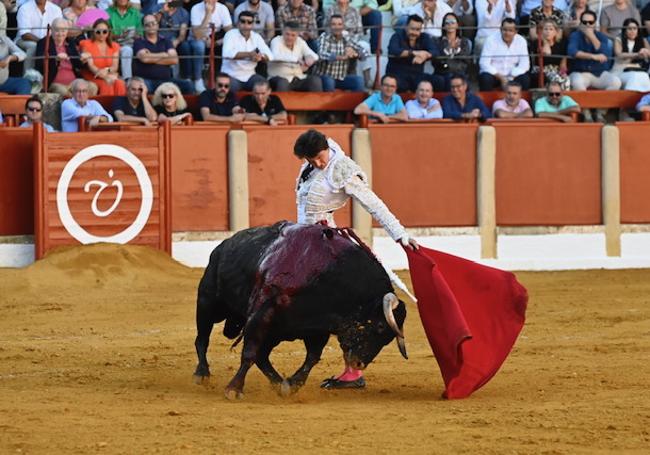 Trasteo de muleta de Roca Rey, en a uno de sus toros en la plaza de Úbeda.