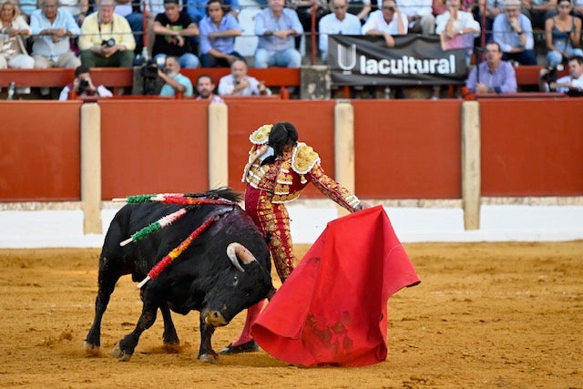 Curro Díaz instrumenta un pase a uno de sus toros, en el coso de San Nicasio de Úbeda.