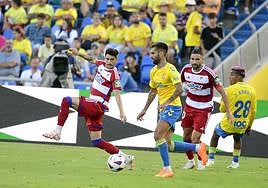 Kirian intenta irse de Neva y Puertas.