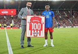 Mohamed El Assy distingue a Ramazani por su centenario.