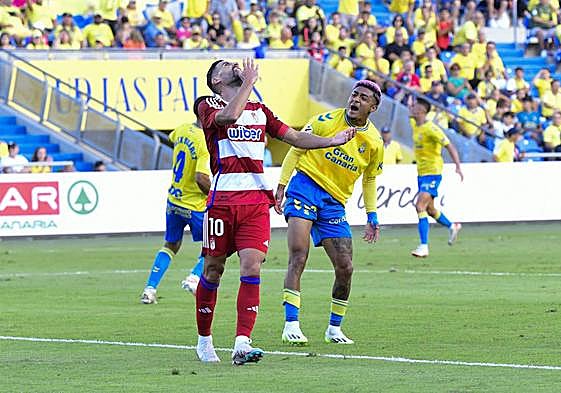 Antonio Puertas se lamenta por una ocasión desperdiciada.