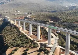 El viaducto que da entrada a la variante de Loja a la altura de Riofrío.