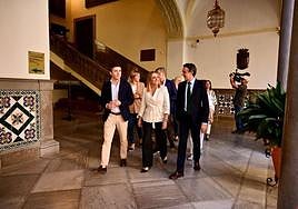 La alcaldesa de Granada, Marifrán Carazo, este lunes junto a los miembros de su equipo de gobierno con motivo del balance de los cien primeros días de gestión.