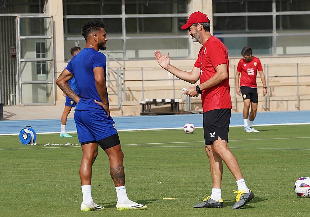 Vicente Moreno dialoga con Luis Suárez, al que da todo su apoyo.