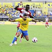 Famara Diédhiou presiona a un rival de Las Palmas.