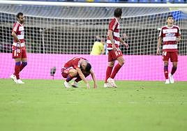 Los futbolistas del Granada, abatidos tras el gol de Kirian.