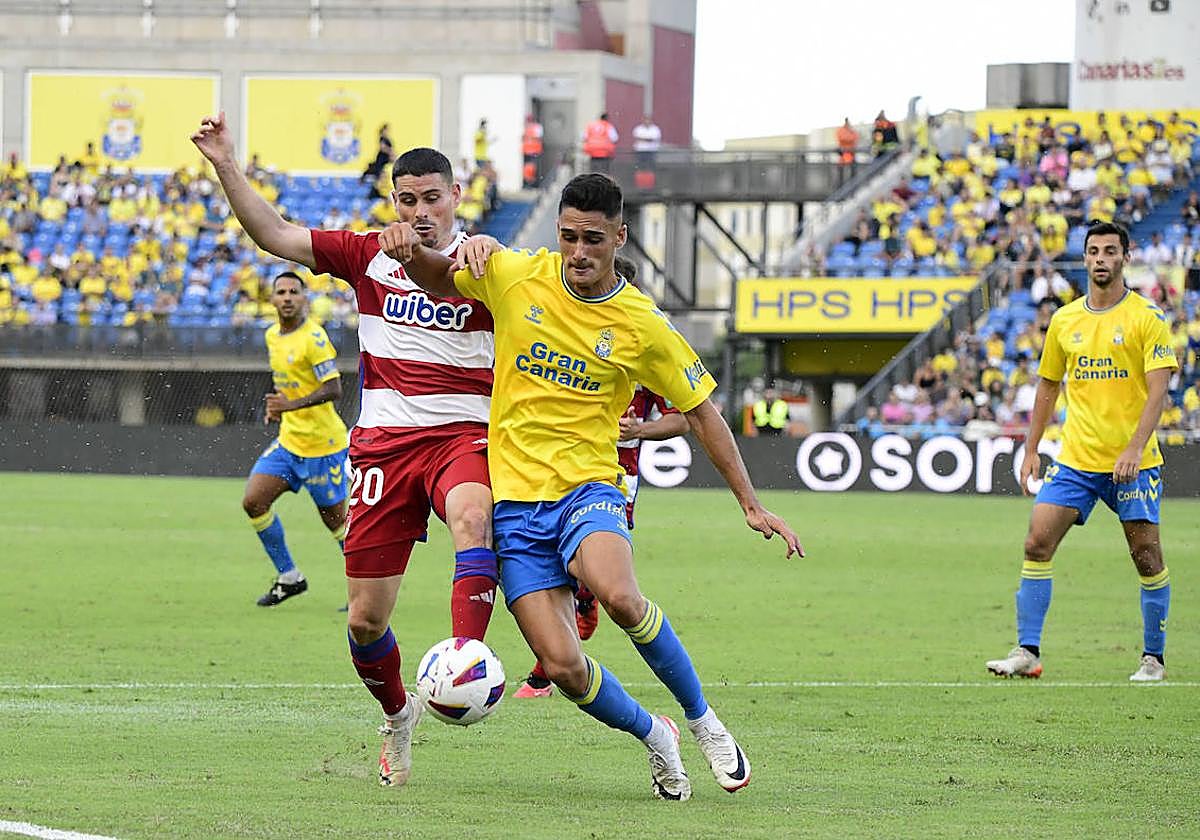 Pugna de Sergio Ruiz con Sergi Cardona.