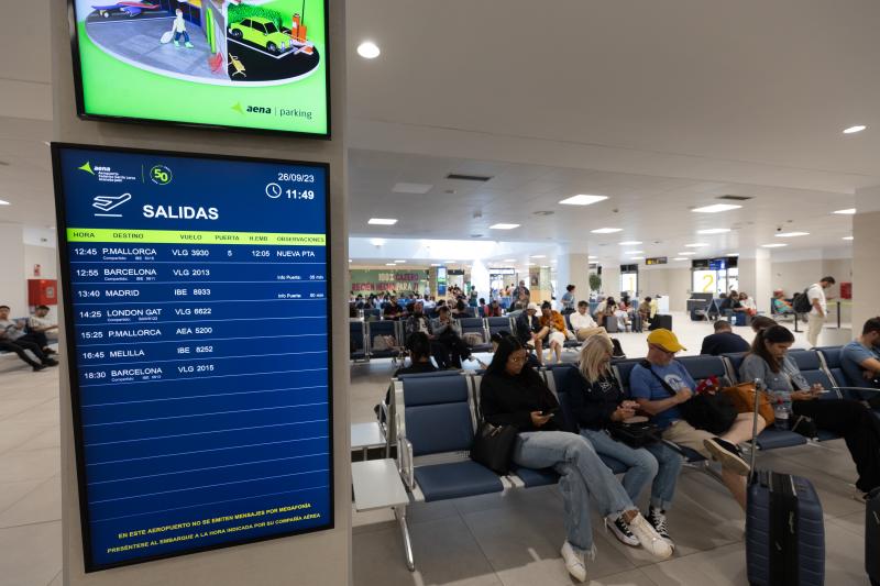 Una pantalla muestra el movimiento del aeropuerto granadino