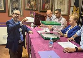 Francisco Sierra votando en la Agrupación de Cofradías.