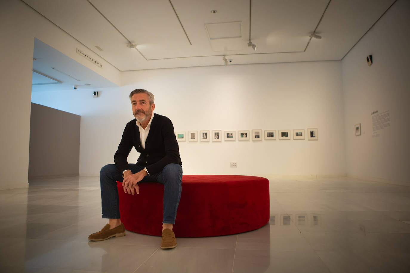 Carlos Gollonet, en la sala del Centro Cultural CajaGranada donde está instalada la exposición de Pérez Siquier.
