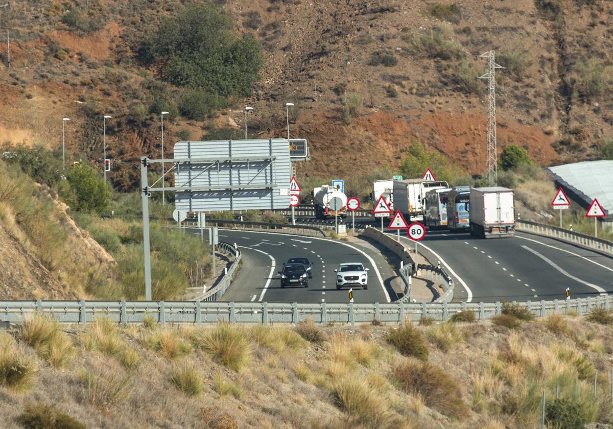 Retenciones por el accidente de tráfico registrado en la A-7 a la altura de Rubite este domingo.