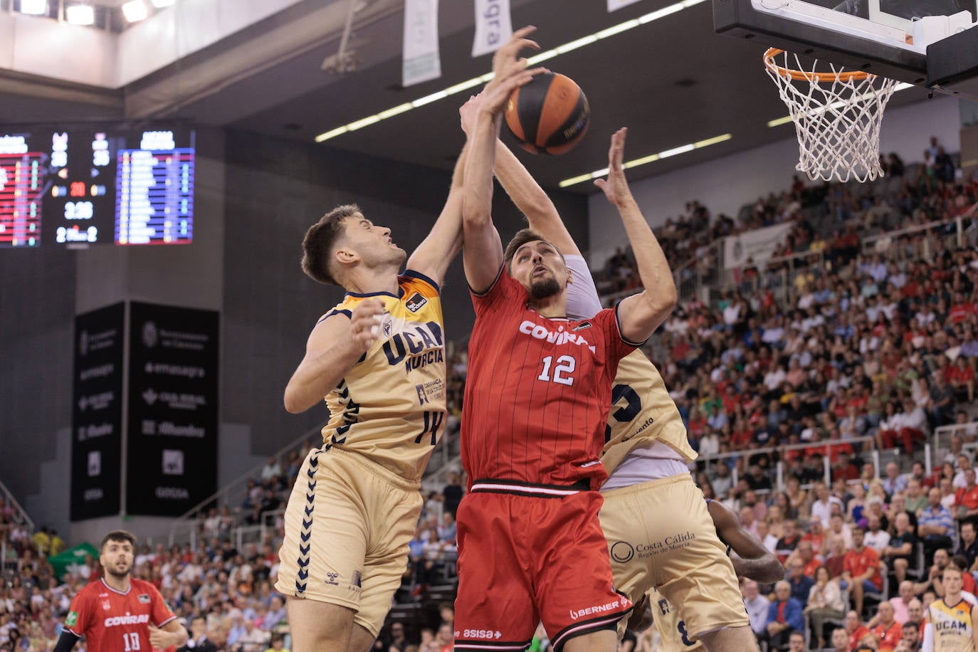 El pívot lituano Evaldas Kairys, a la derecha, se ha recuperado del todo para la salida a Badalona.