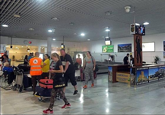 Iberia se queda el 'handling' en la terminal del Aeropuerto de Almería