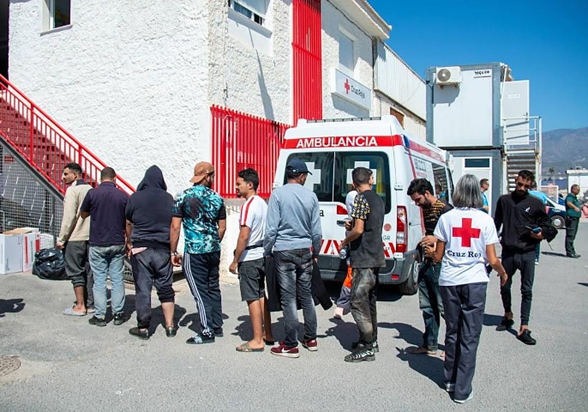 Personas llegadas al CATE tras ser detenidas en la playa de Albuñol.