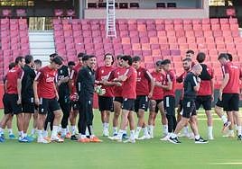 Miguel Rubio, a la izquierda, antes del entrenamiento.