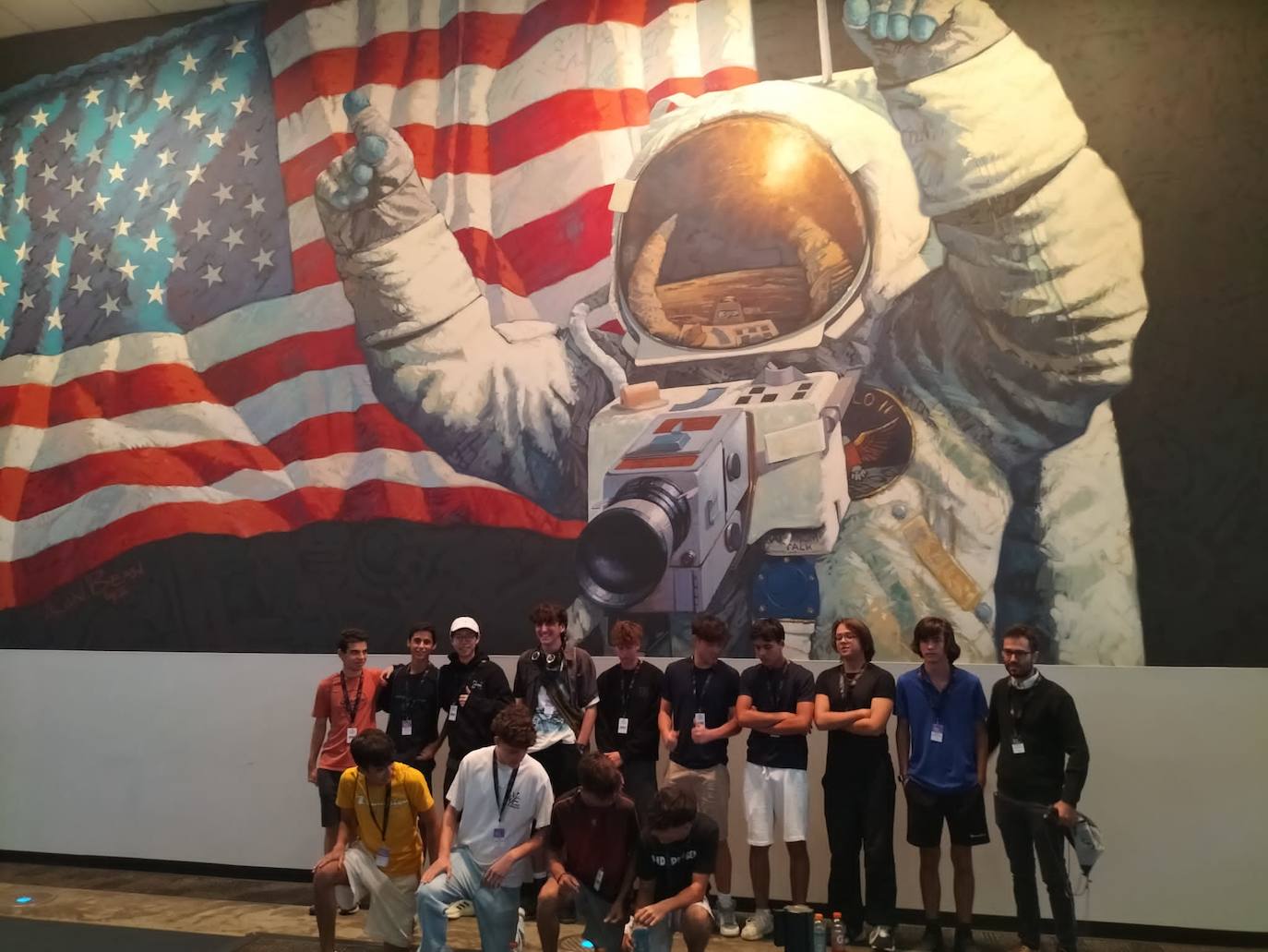 El grupo de alumnos de los colegios Ágora International School en su visita.