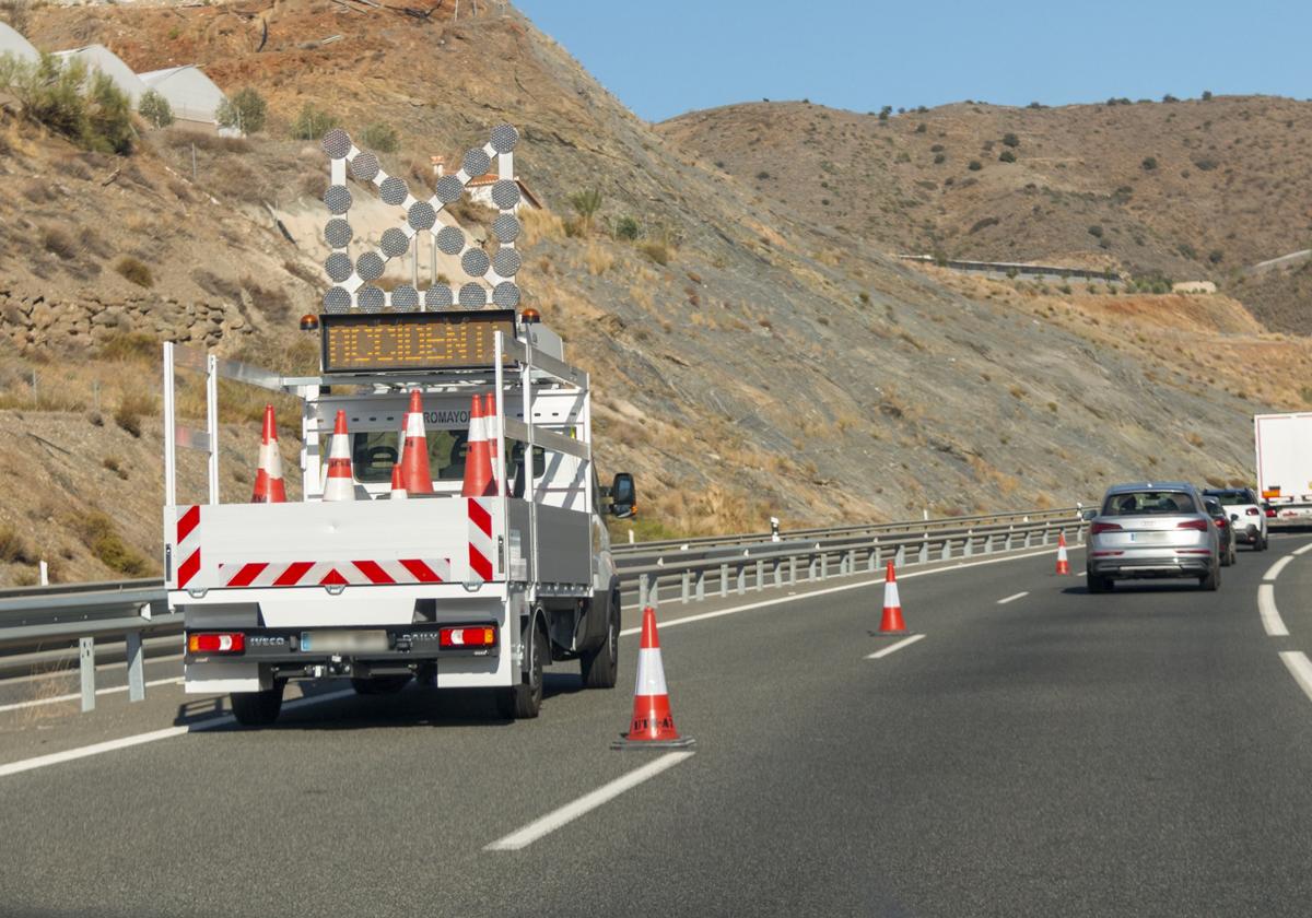 Señalización en la A-7 tras el accidente a la altura de Rubite