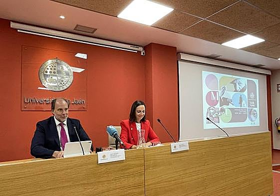 Nicolás Ruiz y Marta Torres presentan la programación cultural de la UJA para el último cuatrimestre del año.
