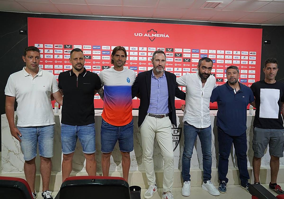 Mohamed El Assy (tercero por la derecha) junto al cuerpo técnico de Vicente Moreno (en el centro), en su presentación.
