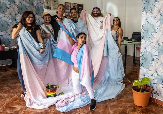 Representantes de Arco Iris, In Género y ATAME, unidos con los mismos colores.