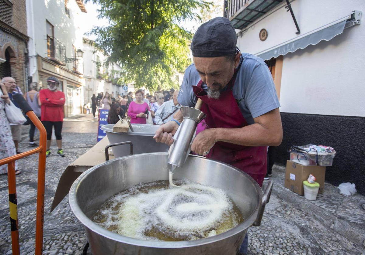 Chocolatada en PLaza Larga, una de las actividades tradicionales de las fiestas del Albaicín.