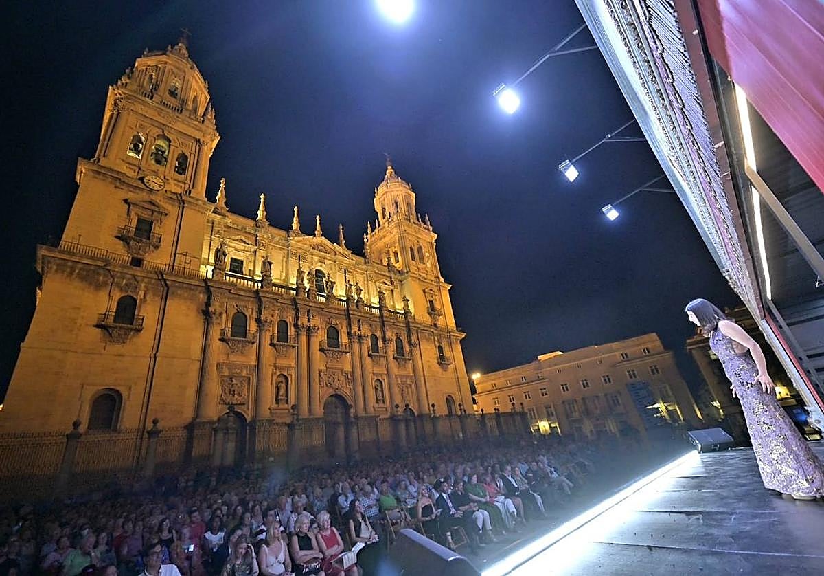 La plaza de Santa María, como telón de fondo de este espectáculo.