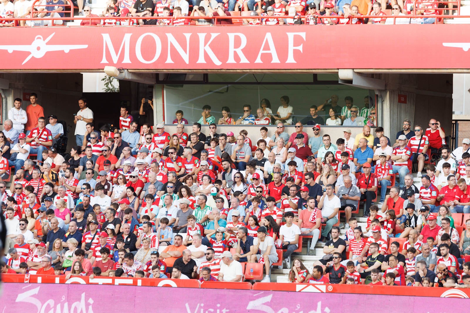 Búscate en la grada de Los Cármenes durante el Granada-Betis
