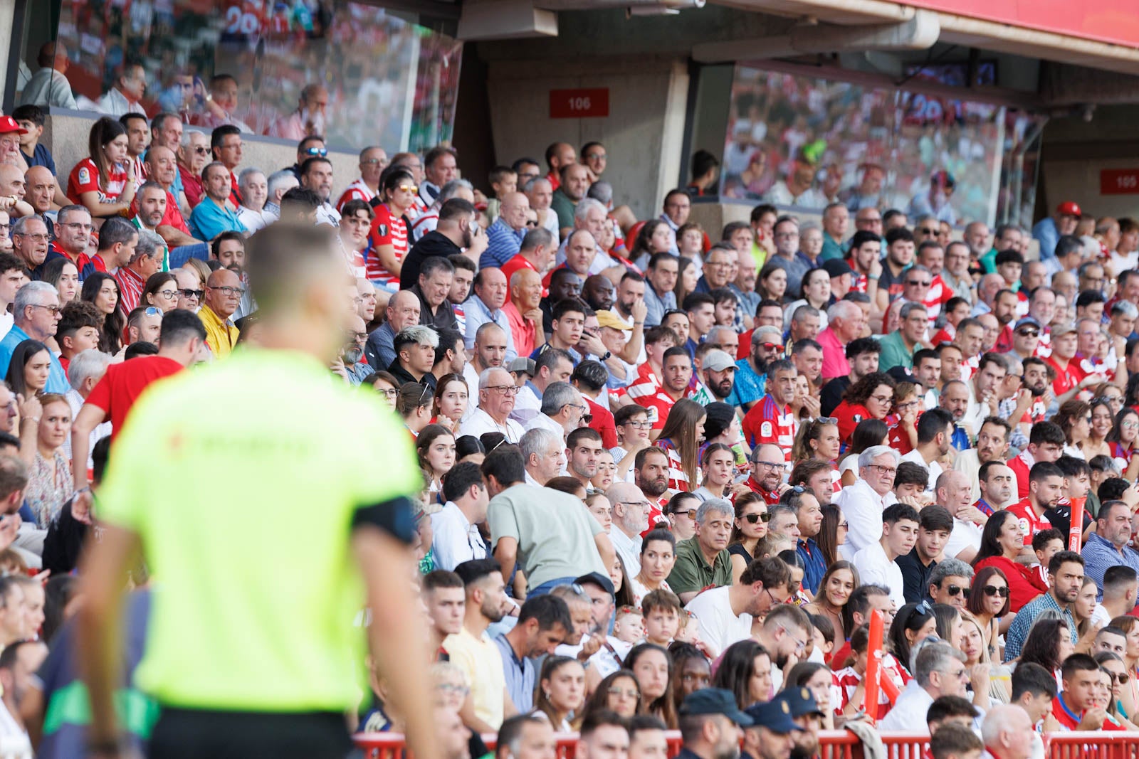 Búscate en la grada de Los Cármenes durante el Granada-Betis
