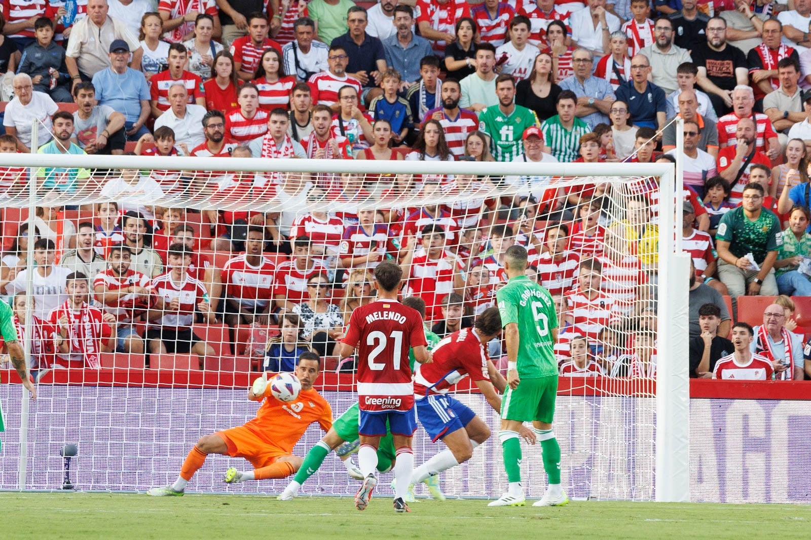 Las mejores jugadas del Granada-Betis, en imágenes