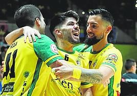 Mati Rosa y Taborda abrazan al jienense Dani Zurdo en el Olivo Arena.