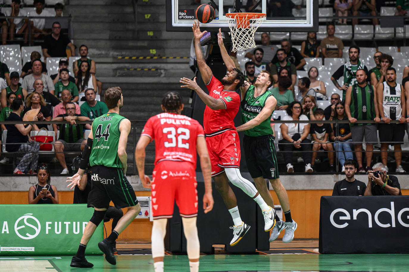Canasta de Cristiano Felicio ante Brodziansky, del Joventut.