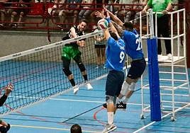 Fran Ruiz, que jugaba en casa, supera el bloqueo de David López y Pereira.