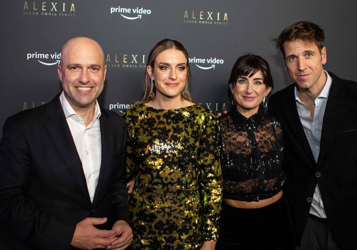 Luis Miguel Calvo, con Alexia Putellas, Joanna Pardos y Javier Martínez, en el estreno de la serie documental.