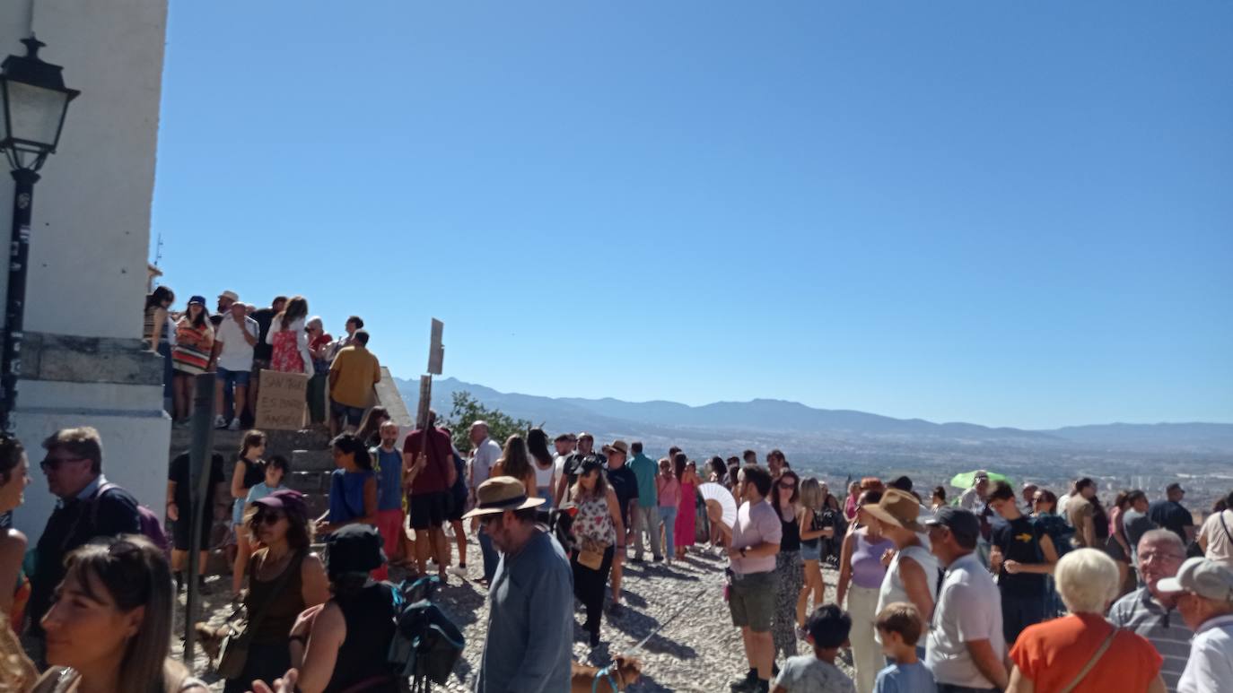 Imagen secundaria 2 - Puestos con chucherías y bebidas fresca flanqueaban la ermita de San Miguel. Los selfies estaban omnipresentes en el mirador. Cola ante la ermita..