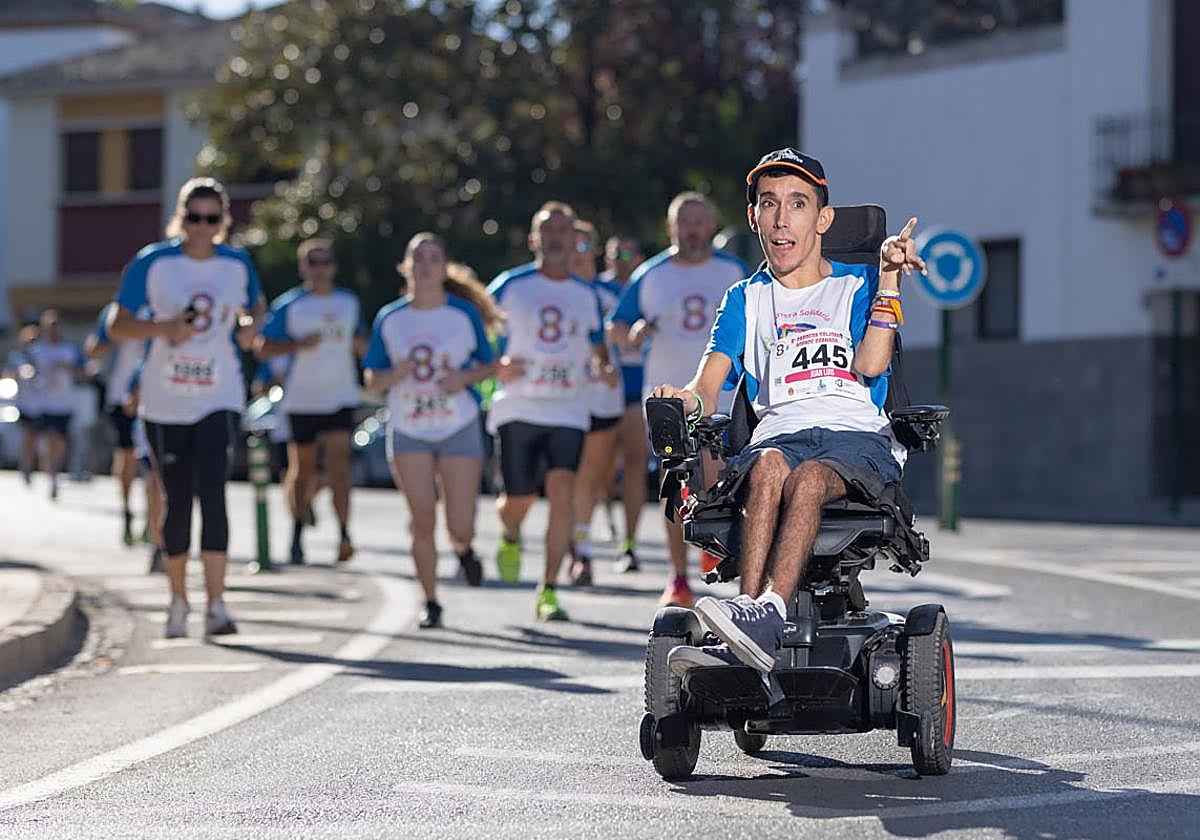 Juan Luis Marfil, durante la carrera, seguido de otros corredores.
