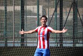 Joselu celebra el gol que dio la puntilla al Torredonjimeno.