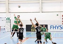 Matt Neaves, máximo anotador del partido, supera el bloqueo del CV Utrera.