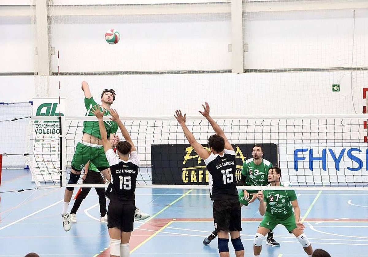 Matt Neaves, máximo anotador del partido, supera el bloqueo del CV Utrera.