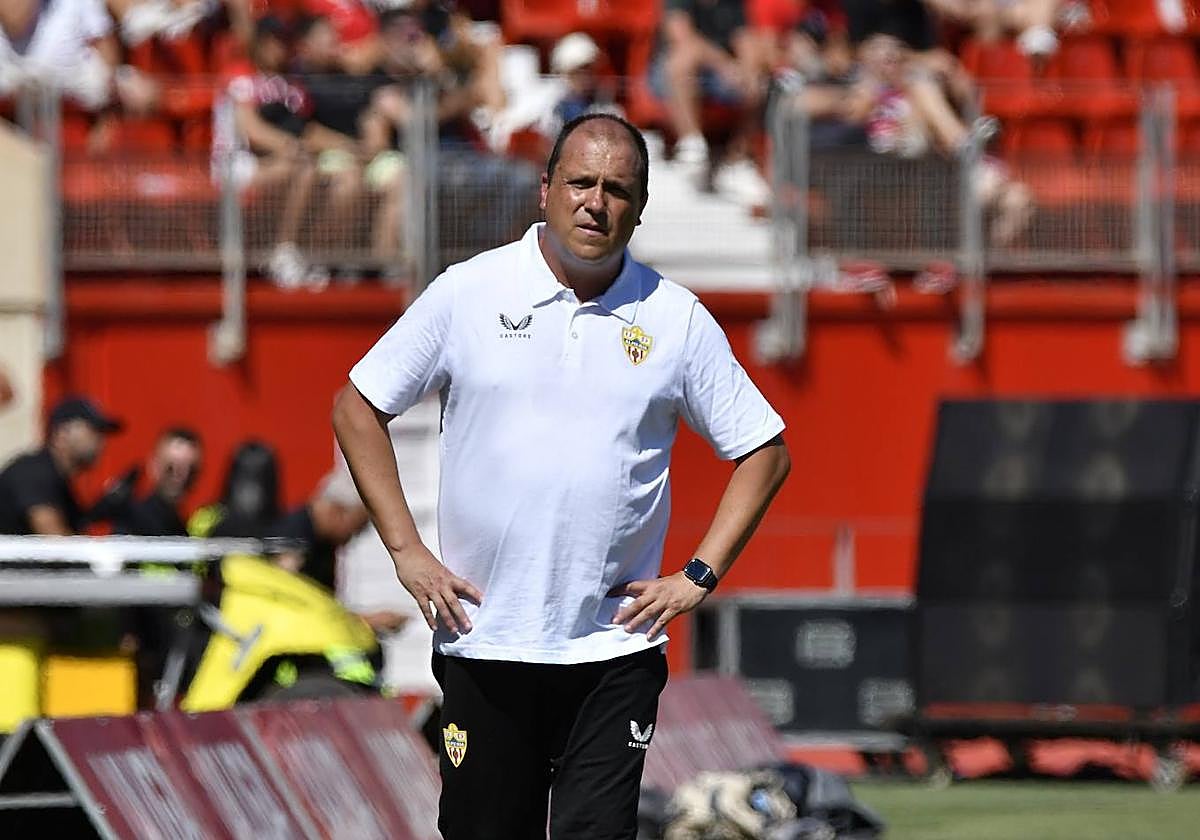 Alberto Lasarte pone el gesto de entender poco lo que estaba pasando en la segunda parte contra el Granada.