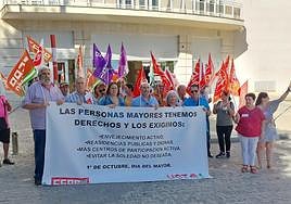 Representantes sindicales de UGT y CC OO durante la concentración en la plaza de las Batallas.
