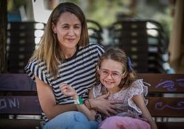 La pequeña Elena junto a su madre.