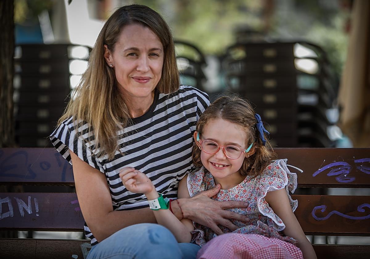 La pequeña Elena junto a su madre.