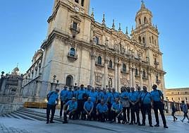 Parte de la plantilla en la Plaza de Santa María, antes del pleno del pasado viernes.